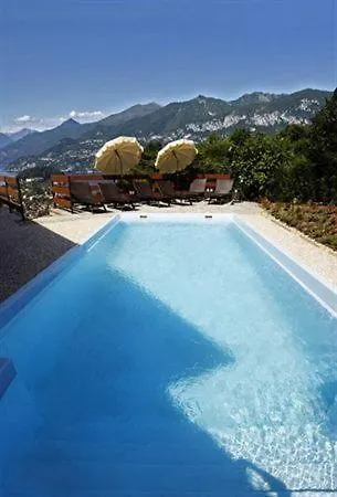 Sleeps 8 Pool Air Con
